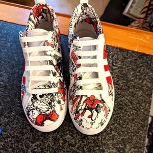 Adidas sneakers size 7 women's/ 5.5 men's